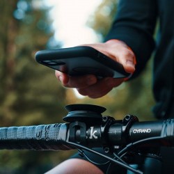 FIDLOCK-VACUUM-handlebar-base-outdoor-hand-hält-handy-über-der-base_800x800