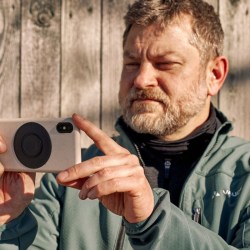 FIDLOCK-VACUUM-uni-phone-patch-location-auf-dem-handy-foto-kontext_800x800